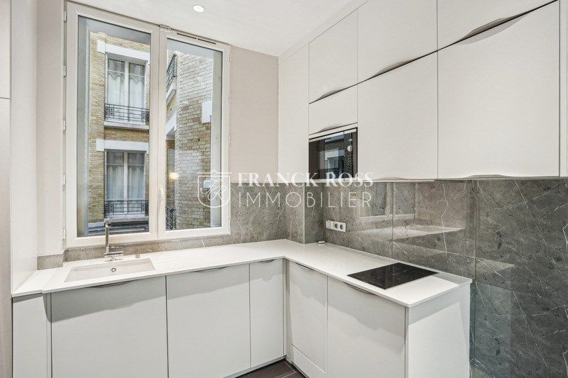 Appartement Sortie Parking Alma Georges V à Paris