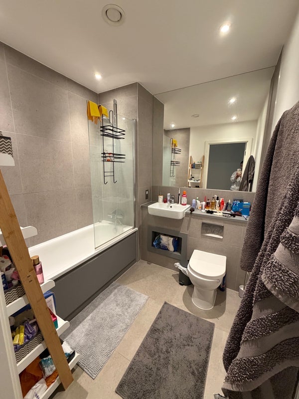 Room Osiers Road in Greater London