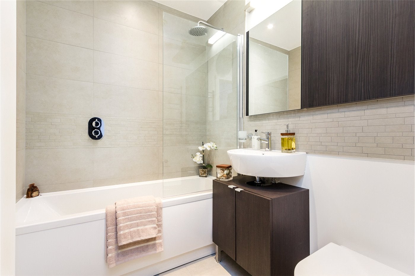 Room Elmgrove Road in Greater London