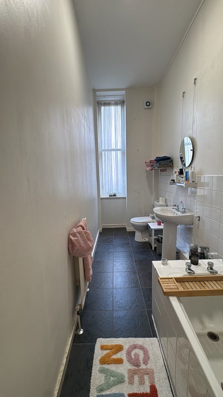 Room Dumbarton Road in Glasgow