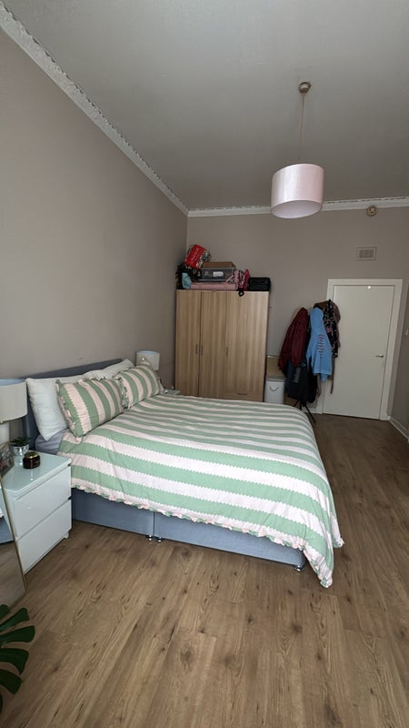 Room Dumbarton Road in Glasgow