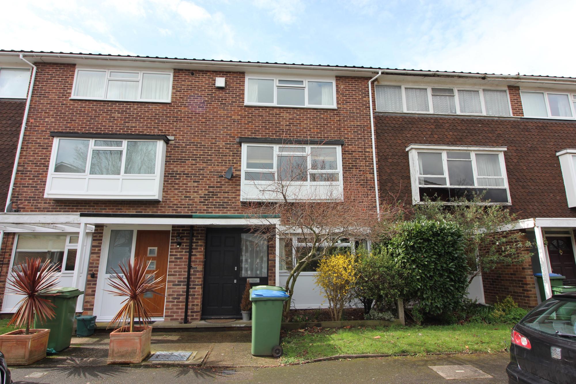Flat Carlyle Close in Walton on Thames