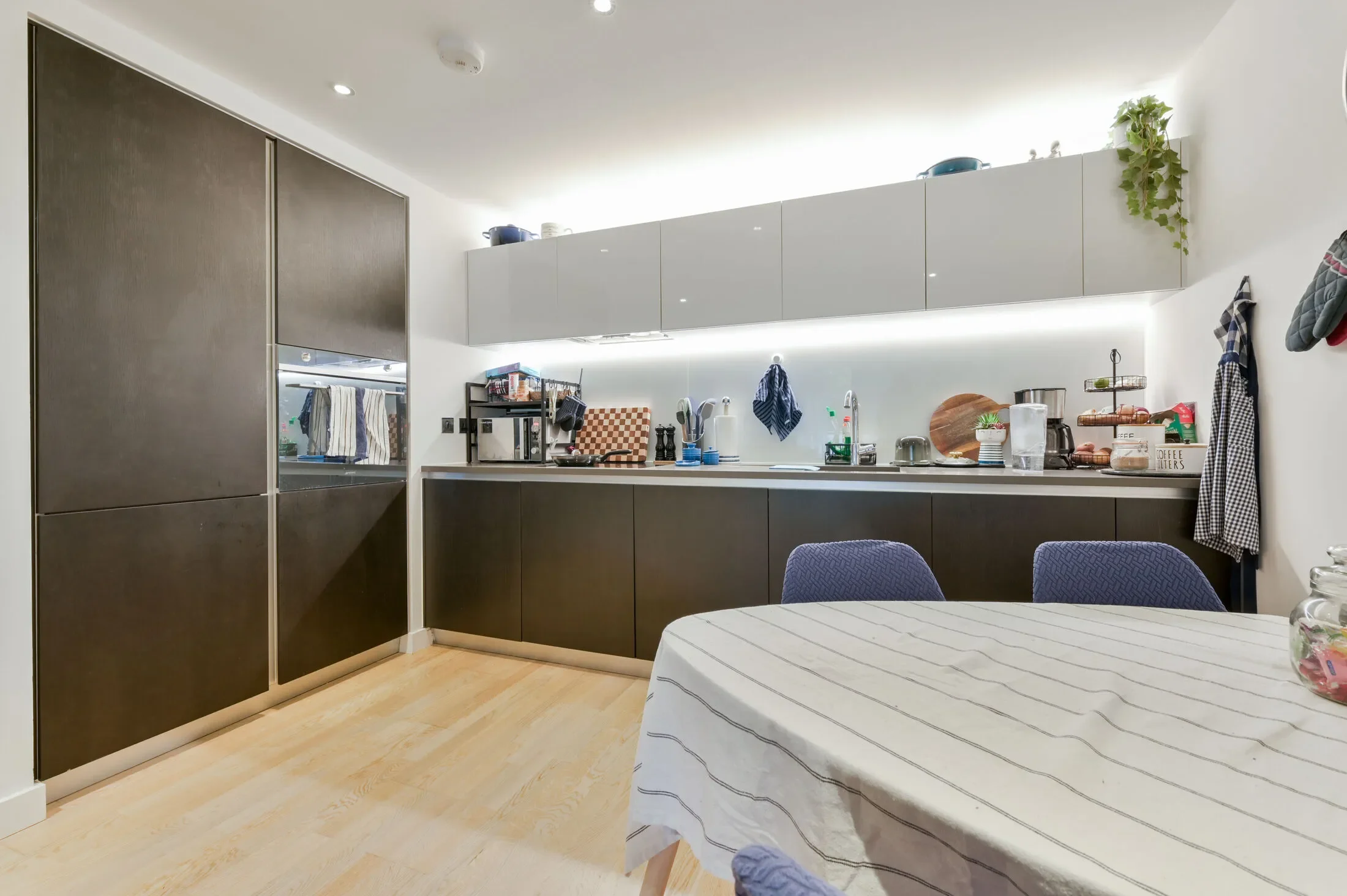 Flat Pump House Crescent in Greater London