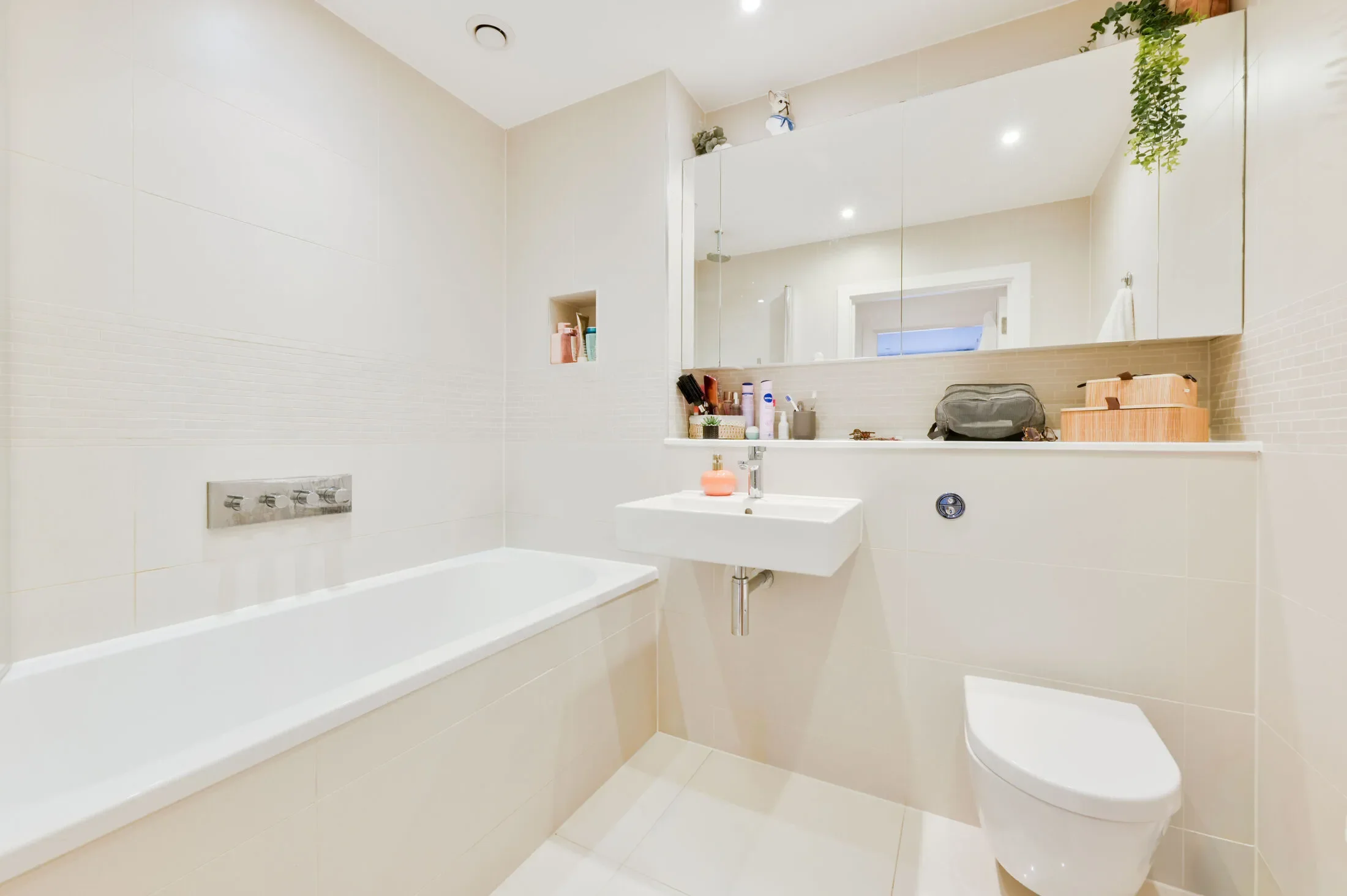 Flat Pump House Crescent in Greater London