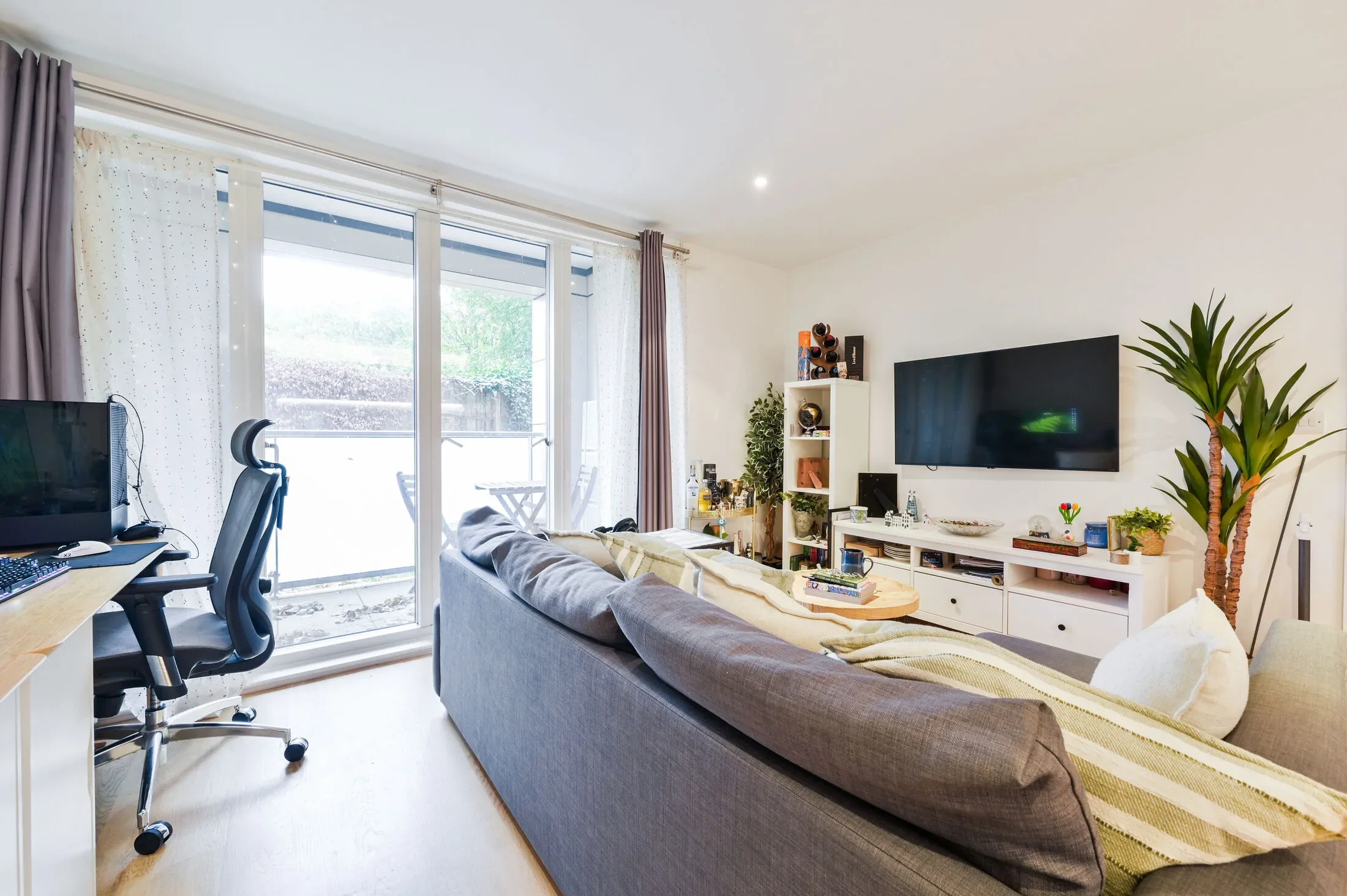 Flat Pump House Crescent in Greater London