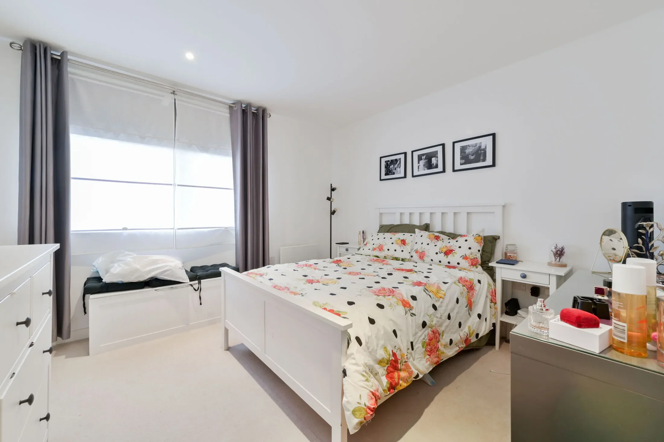 Flat Pump House Crescent in Greater London