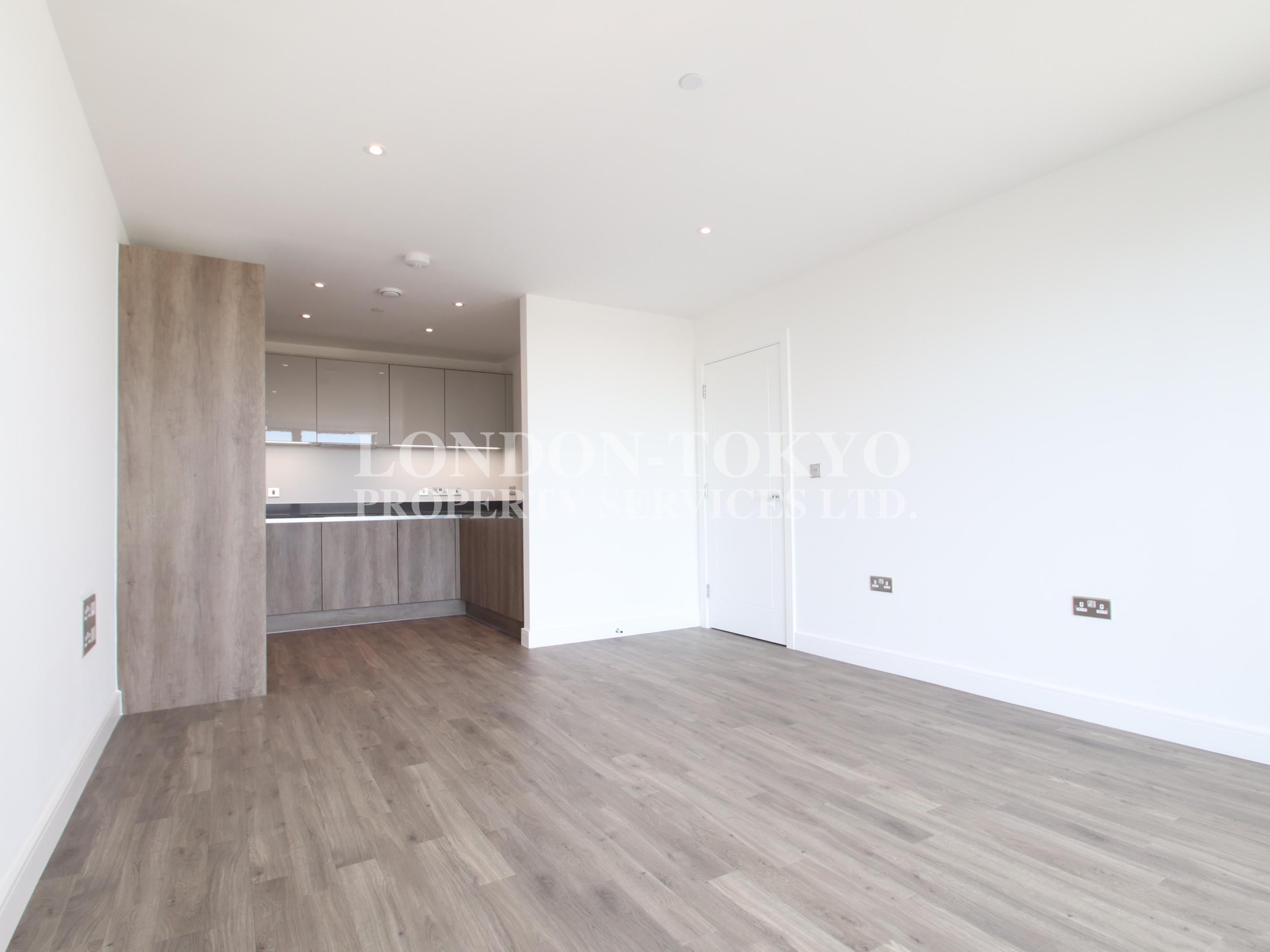 Flat Chiswick High Road in Greater London