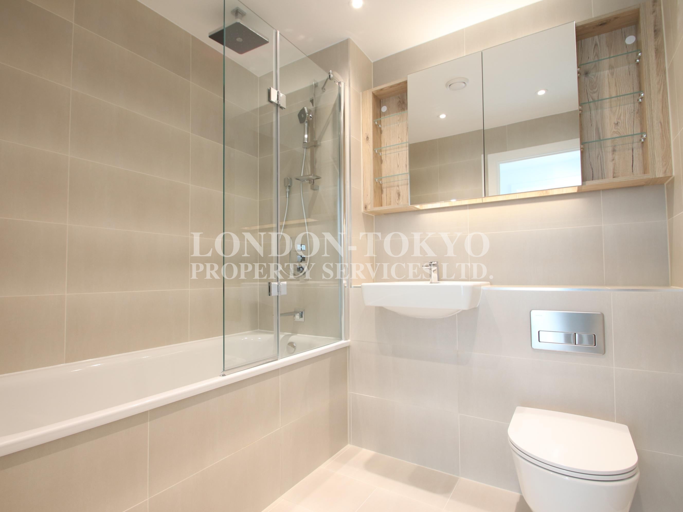 Flat Chiswick High Road in Greater London