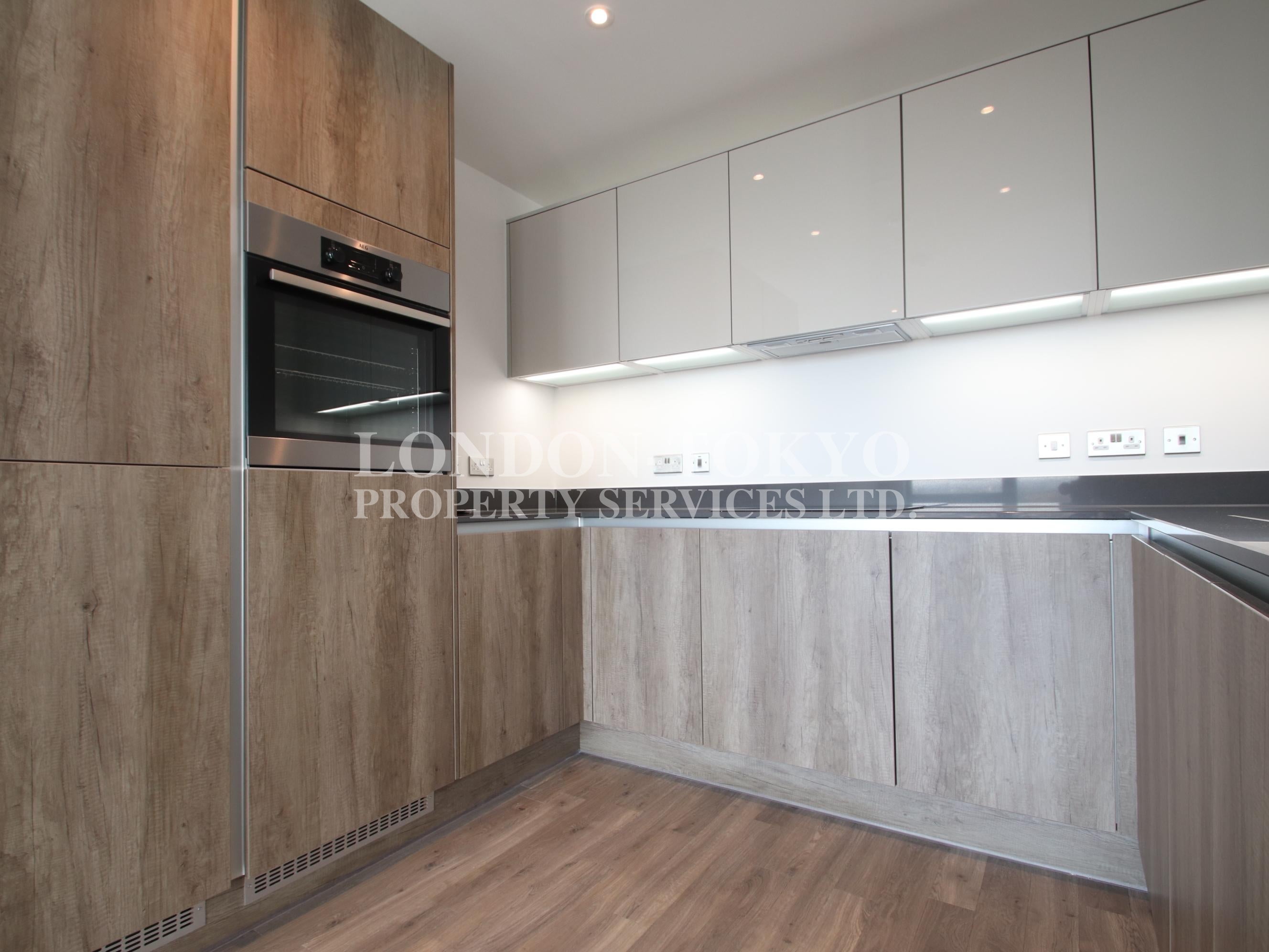 Flat Chiswick High Road in Greater London