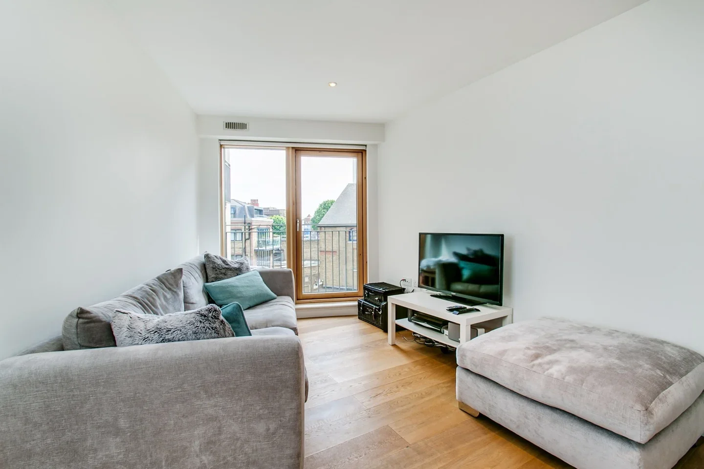 Flat Hardwicks Square in Greater London