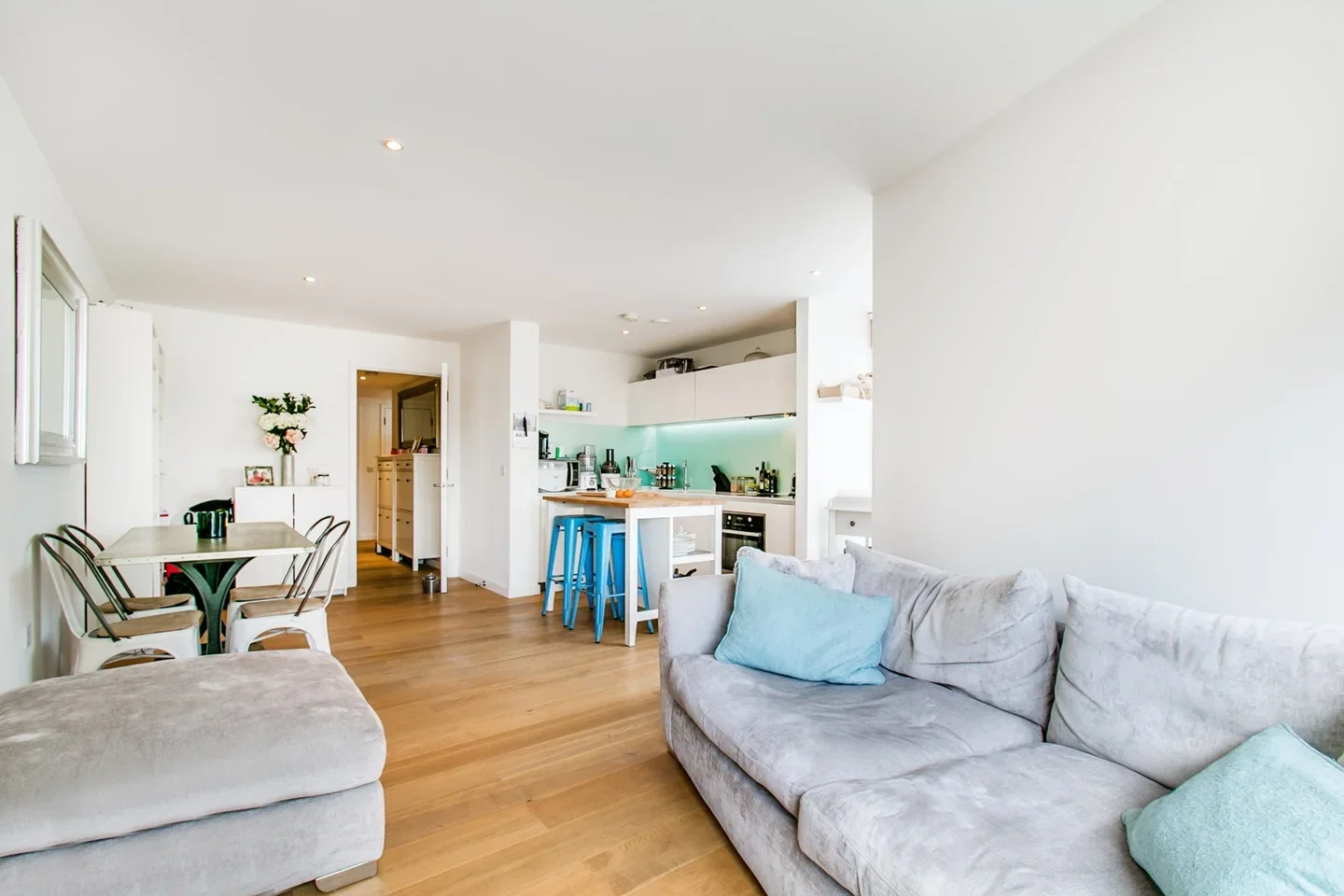 Flat Hardwicks Square in Greater London