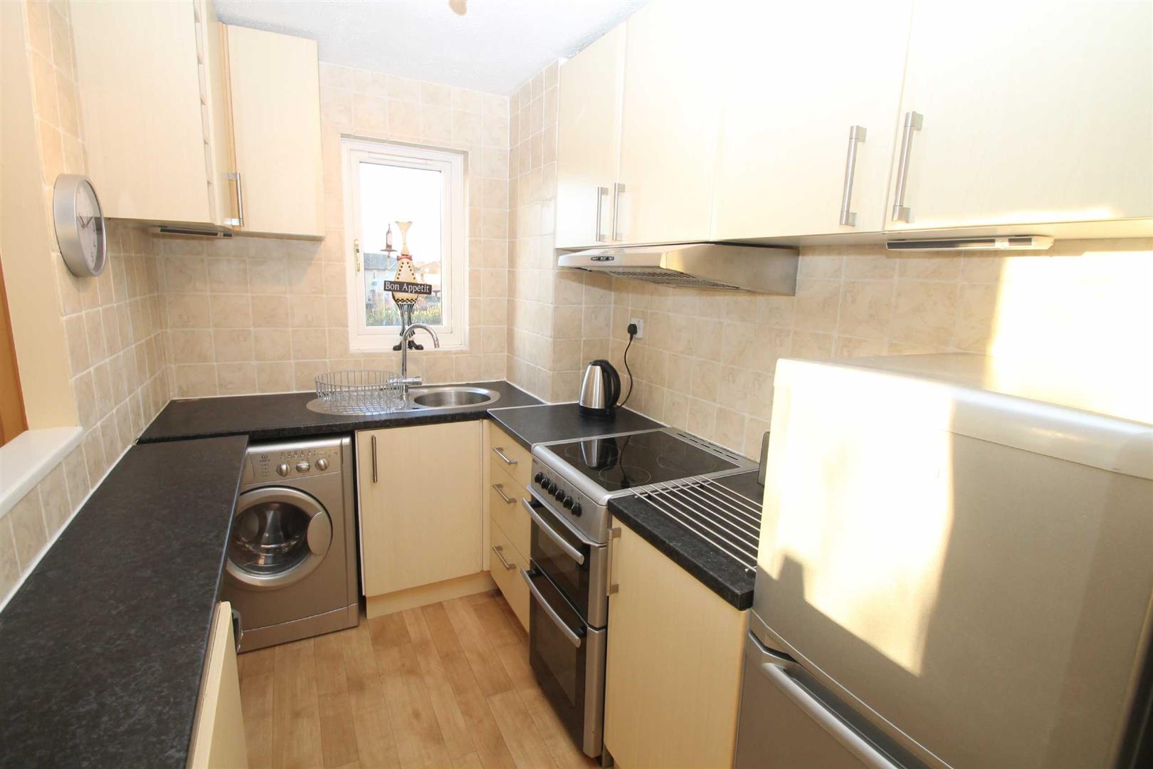 Flat Pomander Crescent in Walton