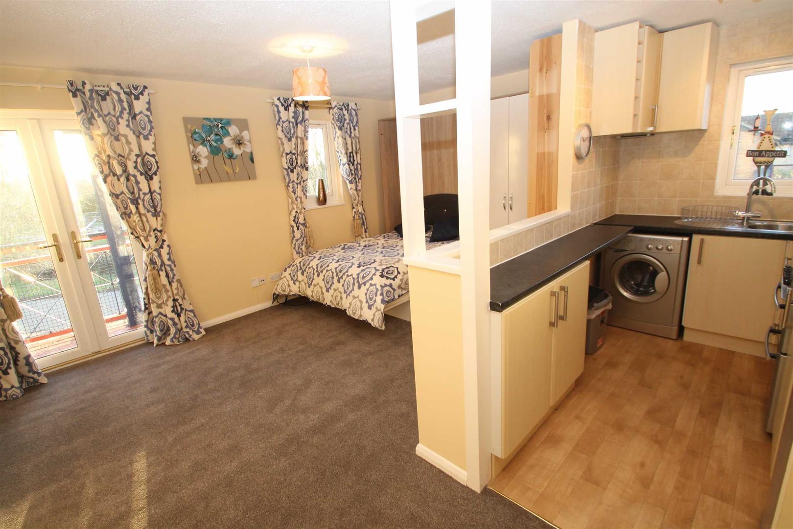 Flat Pomander Crescent in Walton