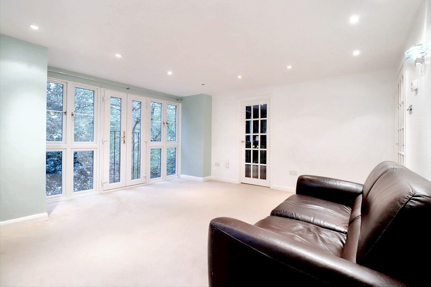 Flat Wellington Way in Greater London