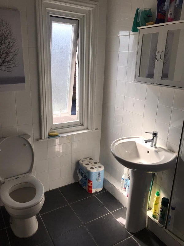 Room Wills Road in Poole