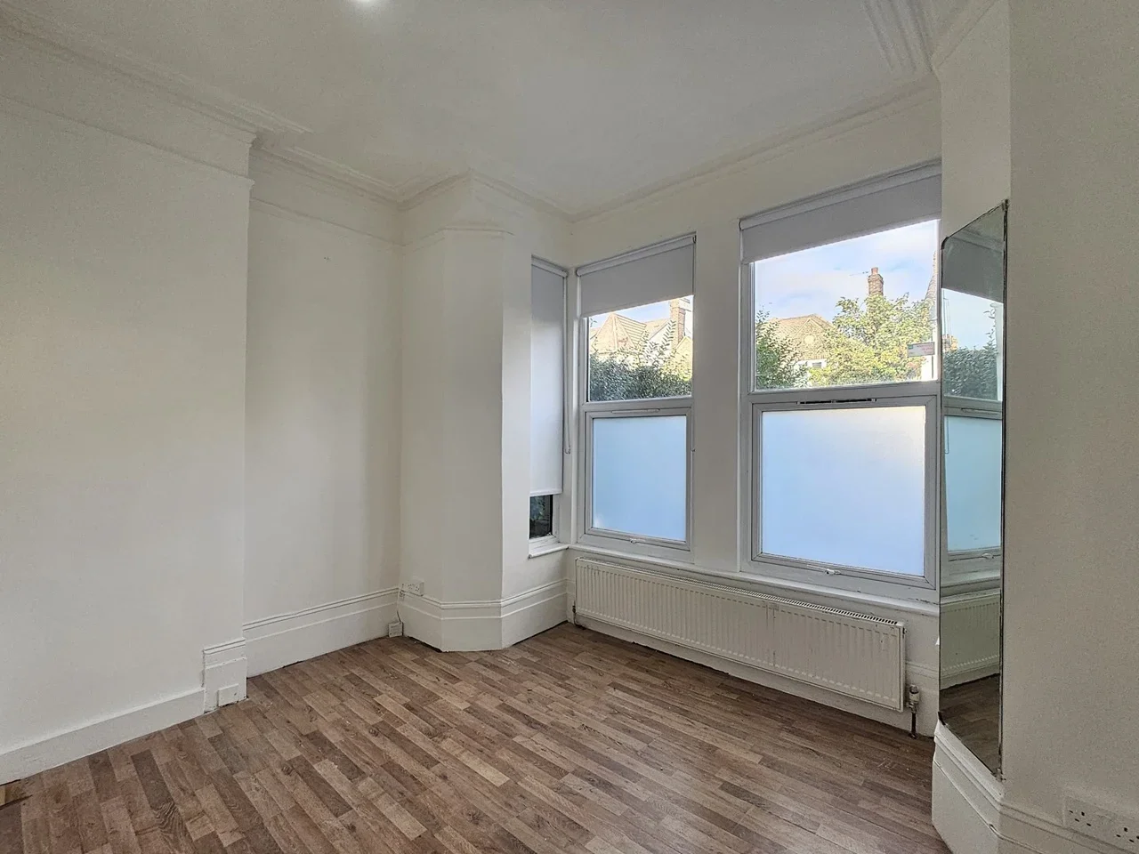 Flat Ferme Park Road in Greater London