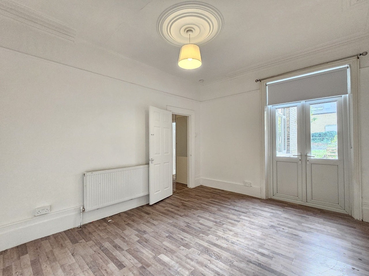 Flat Ferme Park Road in Greater London