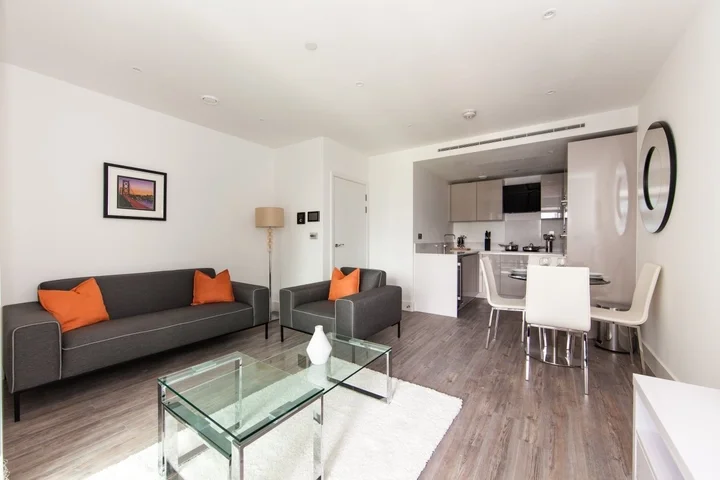 Flat New Drum Street in Greater London