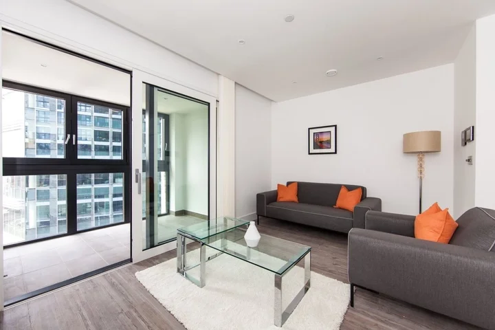 Flat New Drum Street in Greater London