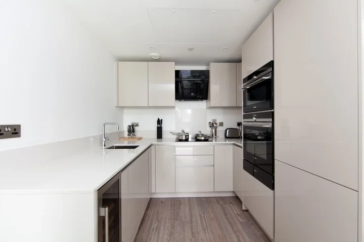 Flat New Drum Street in Greater London