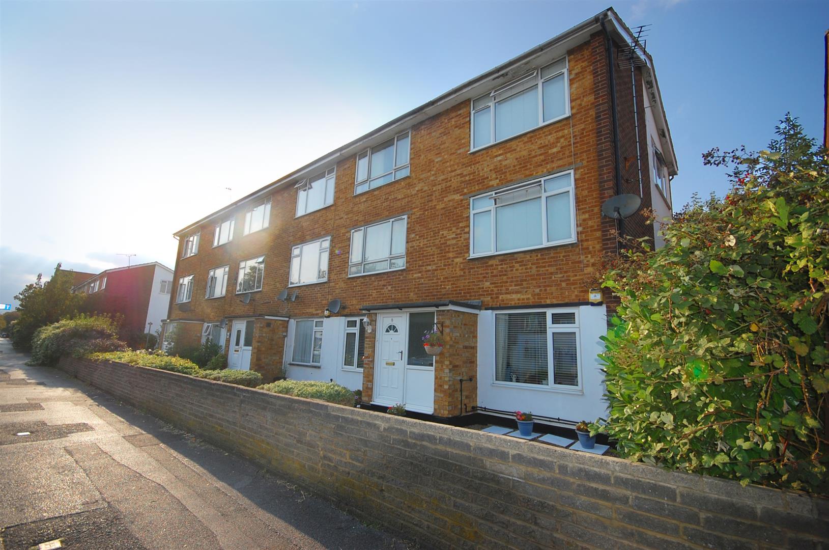 Flat Bourne Court in Greater London