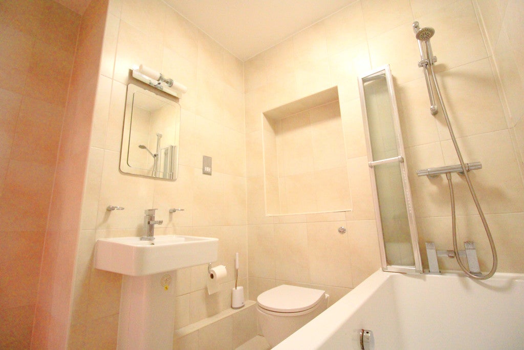Flat Waterson Street in Greater London