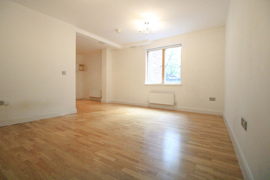 Flat Waterson Street in Greater London