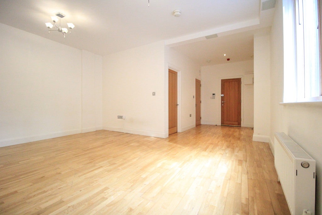 Flat Waterson Street in Greater London