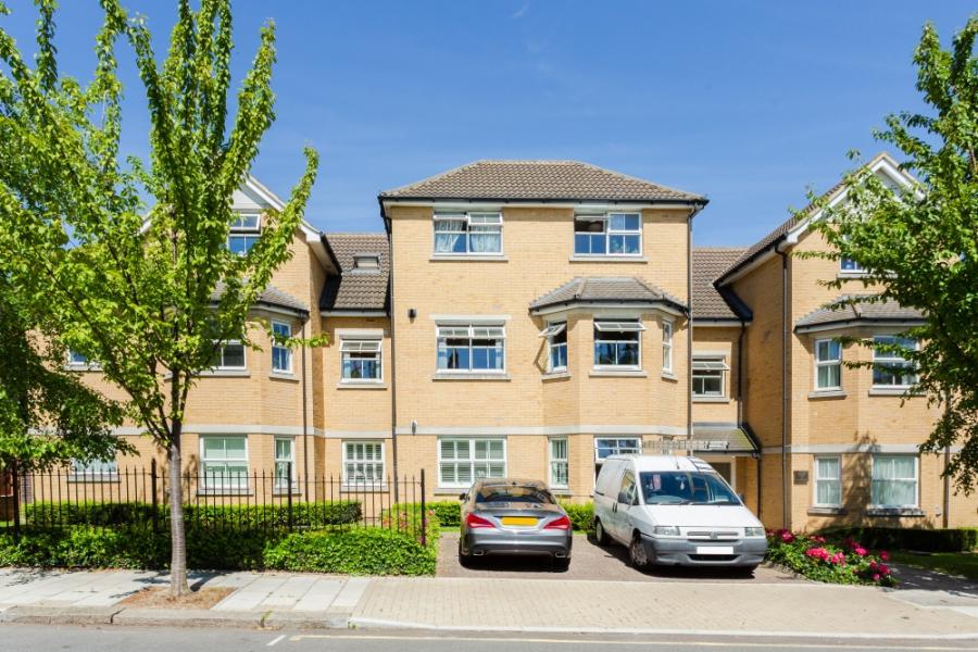 Flat Manor Road in Greater London