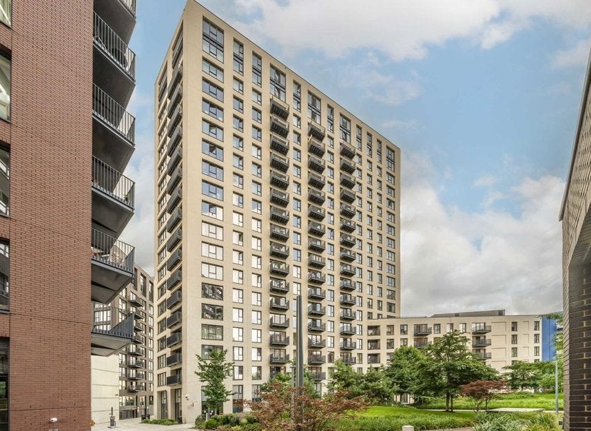 Flat Botanic Square in Greater London