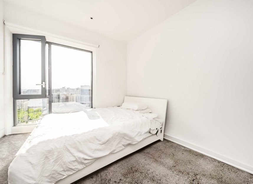 Flat Botanic Square in Greater London