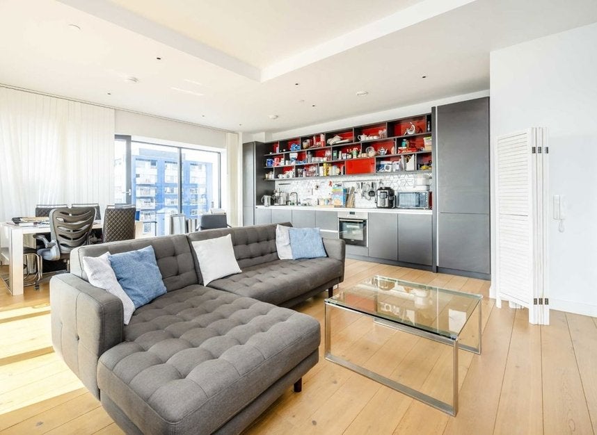 Flat Botanic Square in Greater London