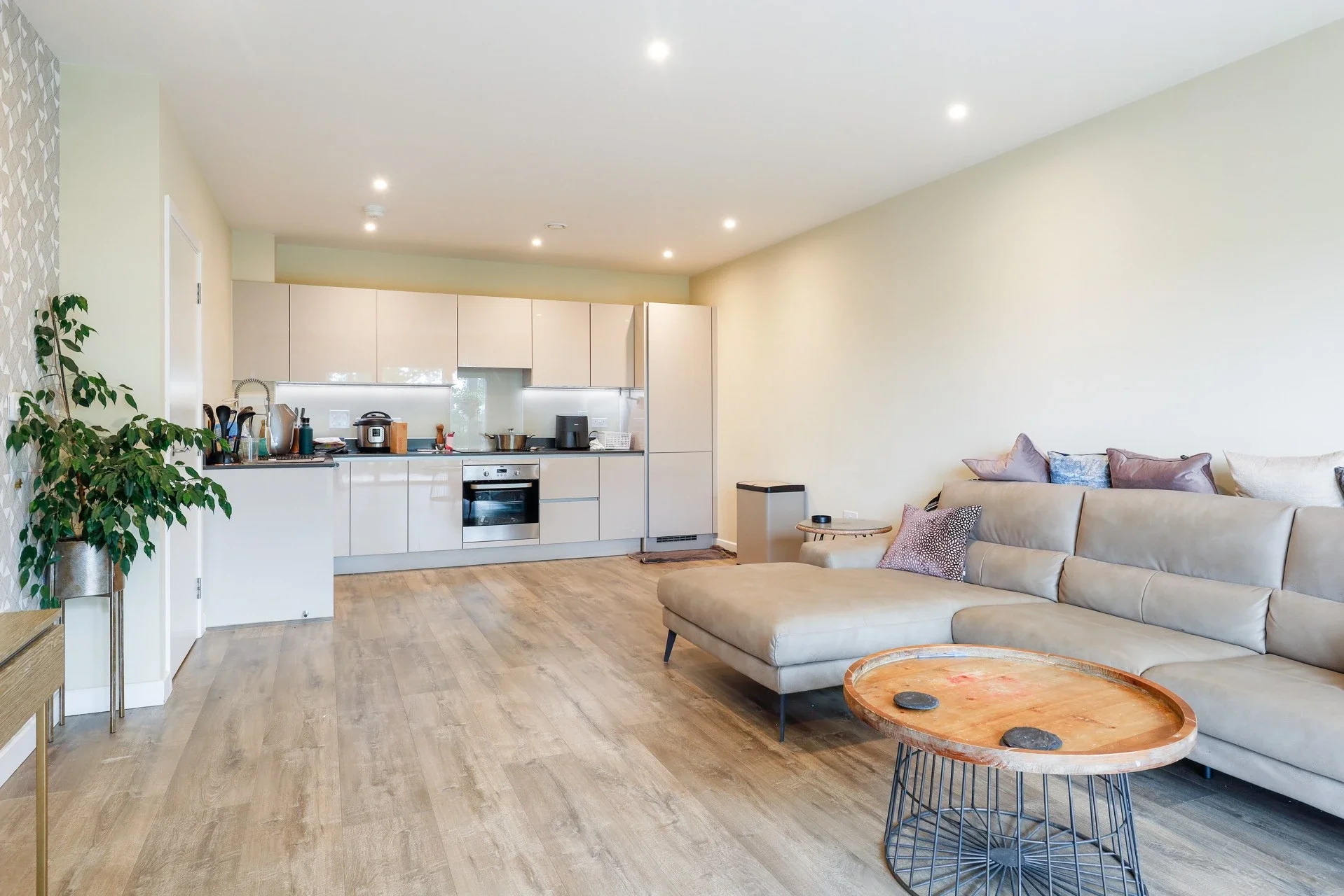 Flat Inglis Way in Greater London