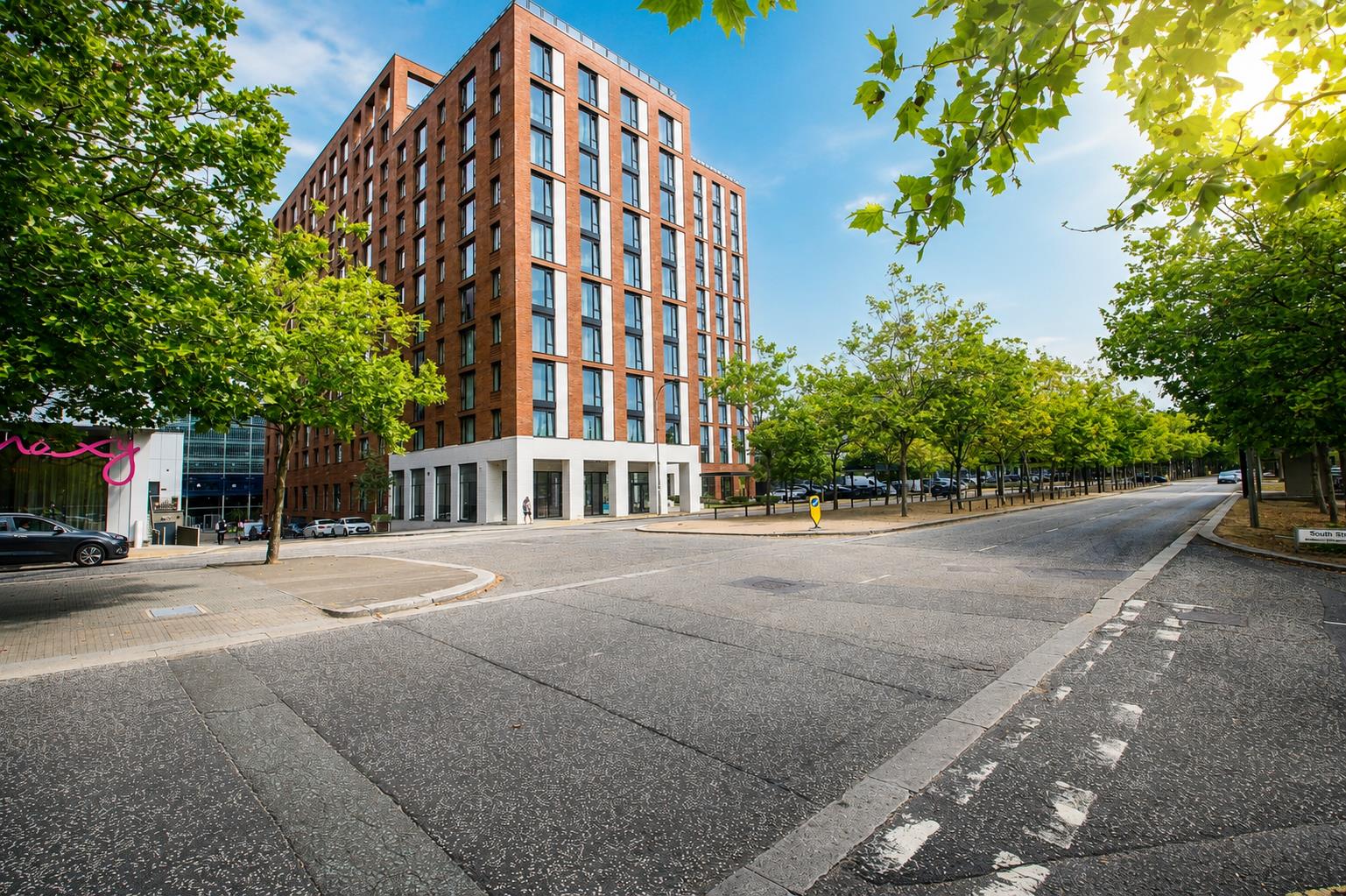 Flat Avebury Boulevard in Central Milton Keynes
