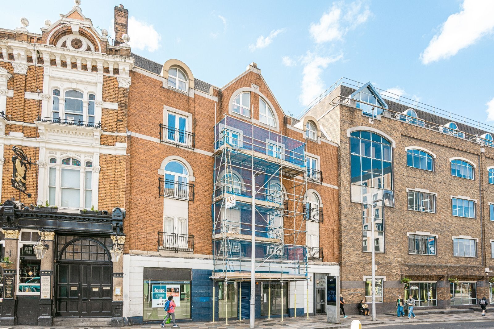 Flat Falcon Road in Greater London