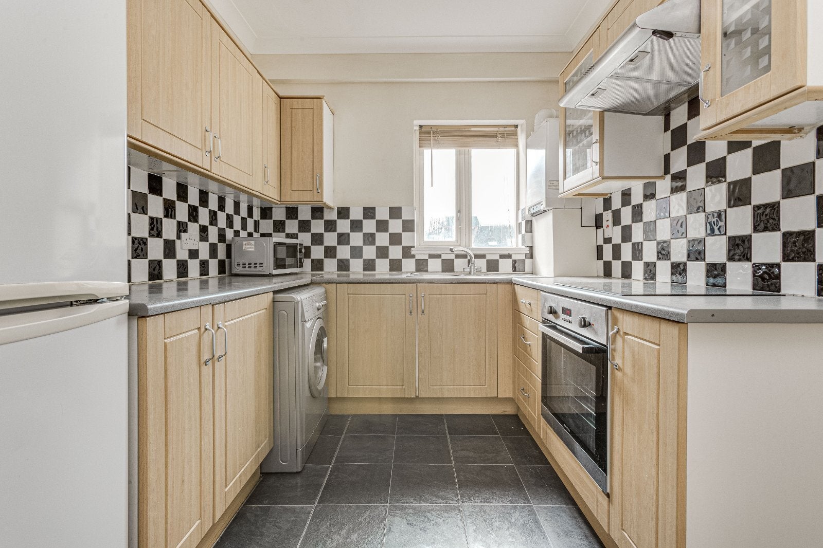 Flat Falcon Road in Greater London