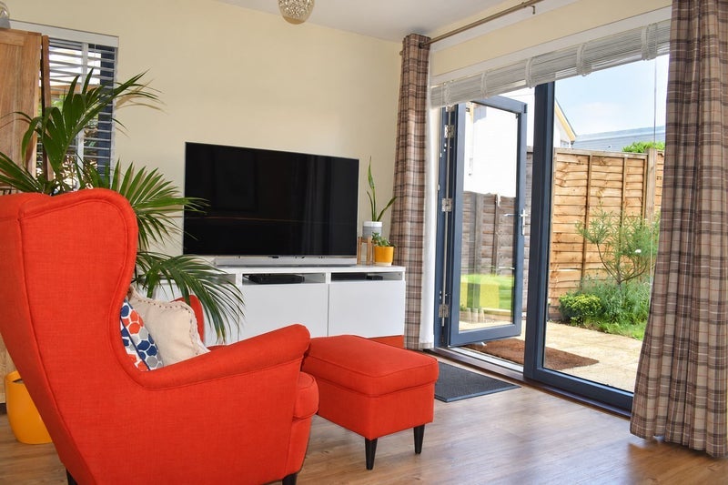 Room Crowley Mews in Greater London