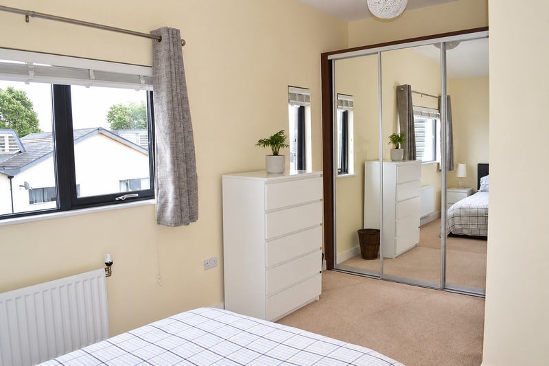 Room Crowley Mews in Greater London