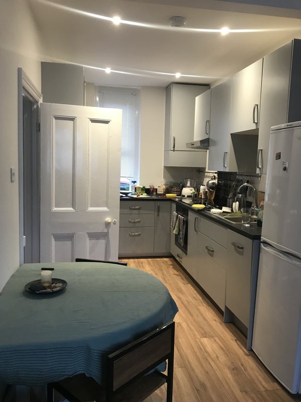 Room Strathmore Road in Bristol