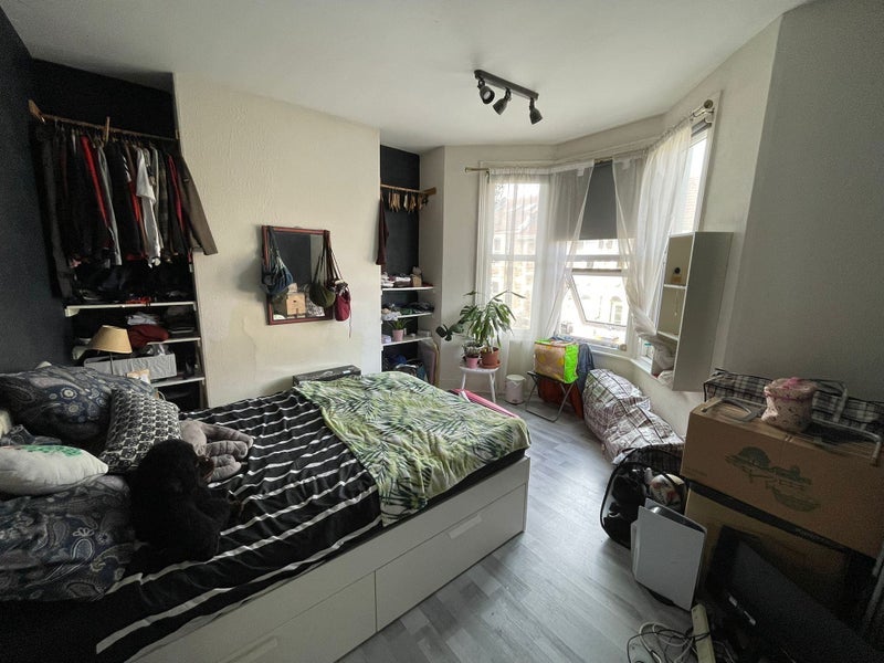 Room Strathmore Road in Bristol