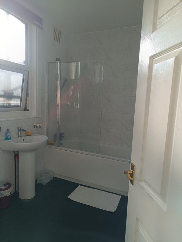 Room Grenville Road in Greater London