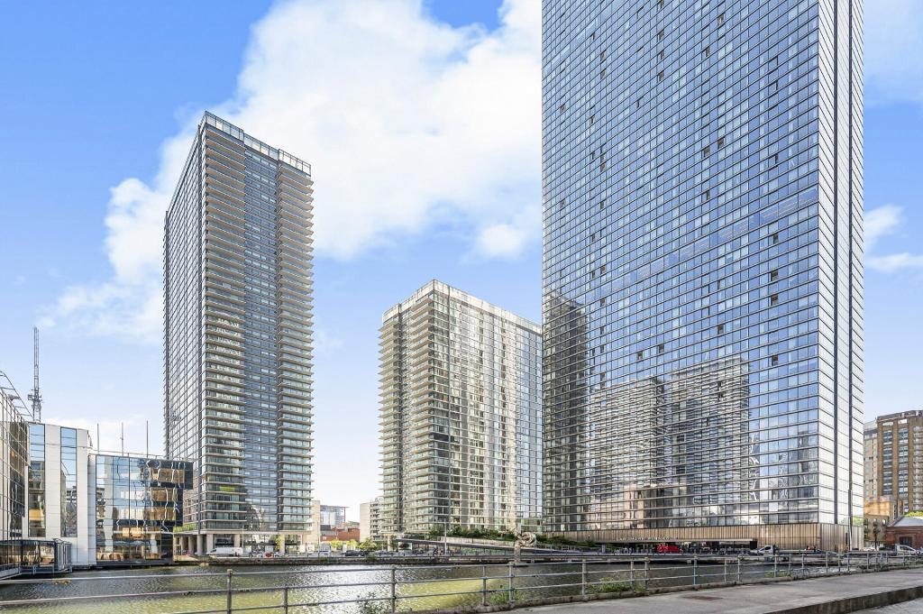 Flat Westferry Circus in Greater London