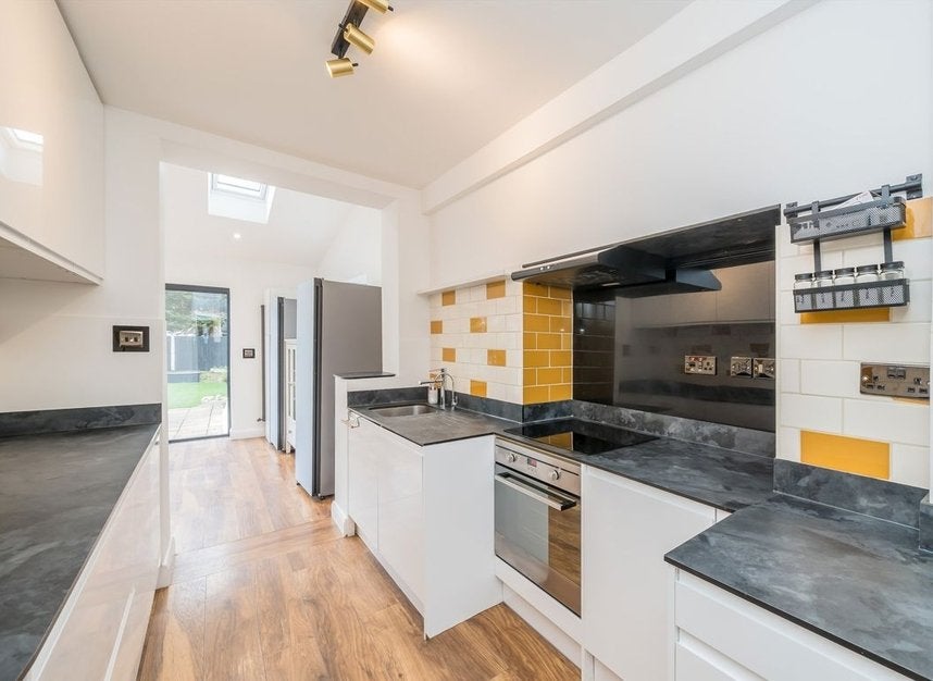 House Melrose Avenue in Greater London
