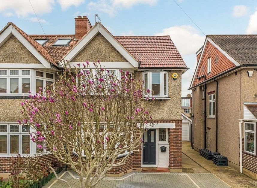 House Melrose Avenue in Greater London