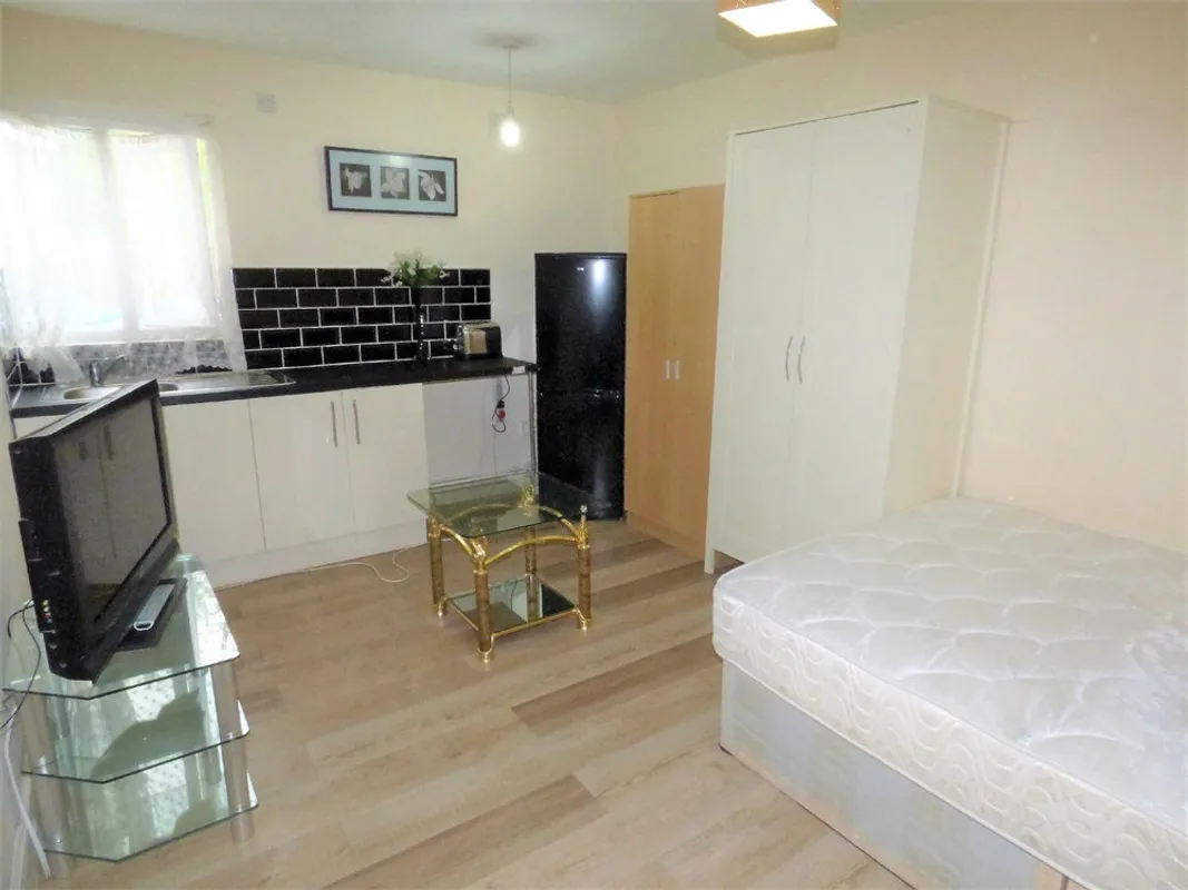 Room York Avenue in Greater London