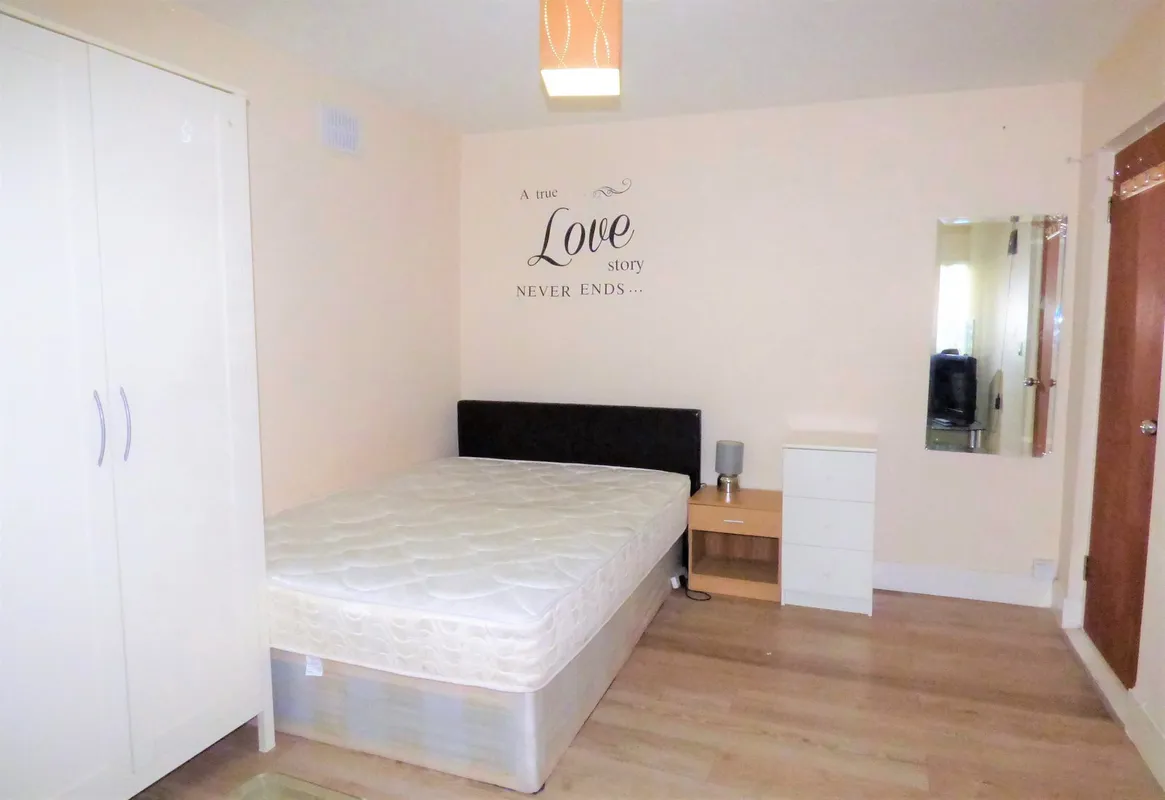 Room York Avenue in Greater London