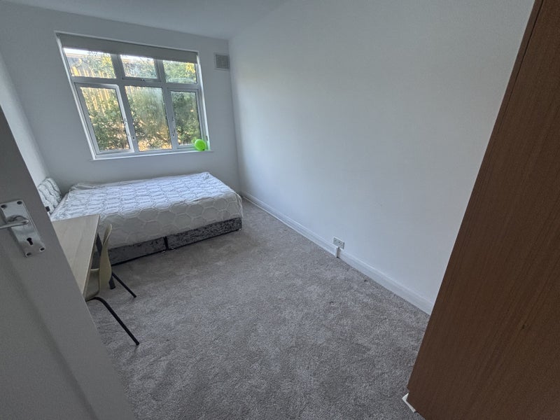 Room Pembroke Road in Greater London