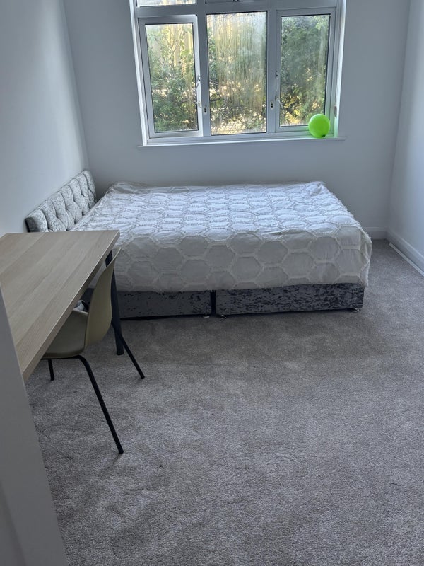 Room Pembroke Road in Greater London