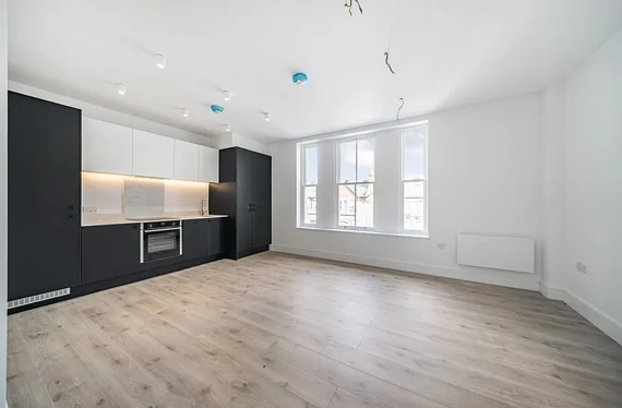 Flat Eardley Road in Greater London