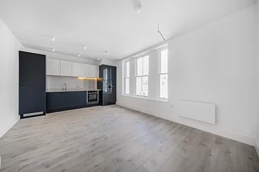 Flat Eardley Road in Greater London